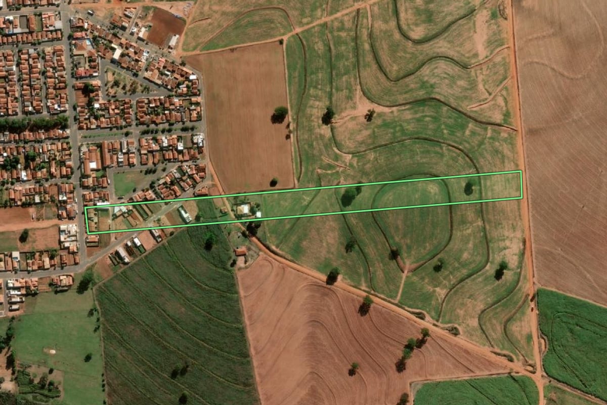 Imagem de satélite do imóvel rural em Luiziânia (SP), com o contorno declarado no CAR desenhado por cima.
