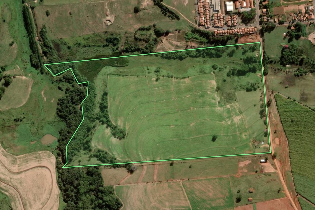 Imagem de satélite do imóvel rural em Luiziânia (SP), com o contorno declarado no CAR desenhado por cima.