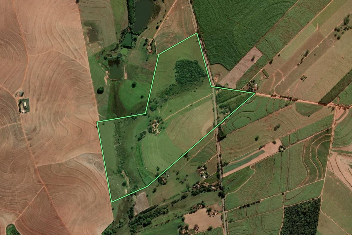 Imagem de satélite do imóvel rural em Luiziânia (SP), com o contorno declarado no CAR desenhado por cima.