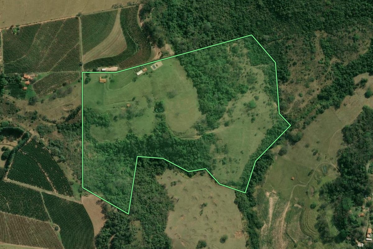 Imagem de satélite do imóvel rural em Lupércio (SP), com o contorno declarado no CAR desenhado por cima.