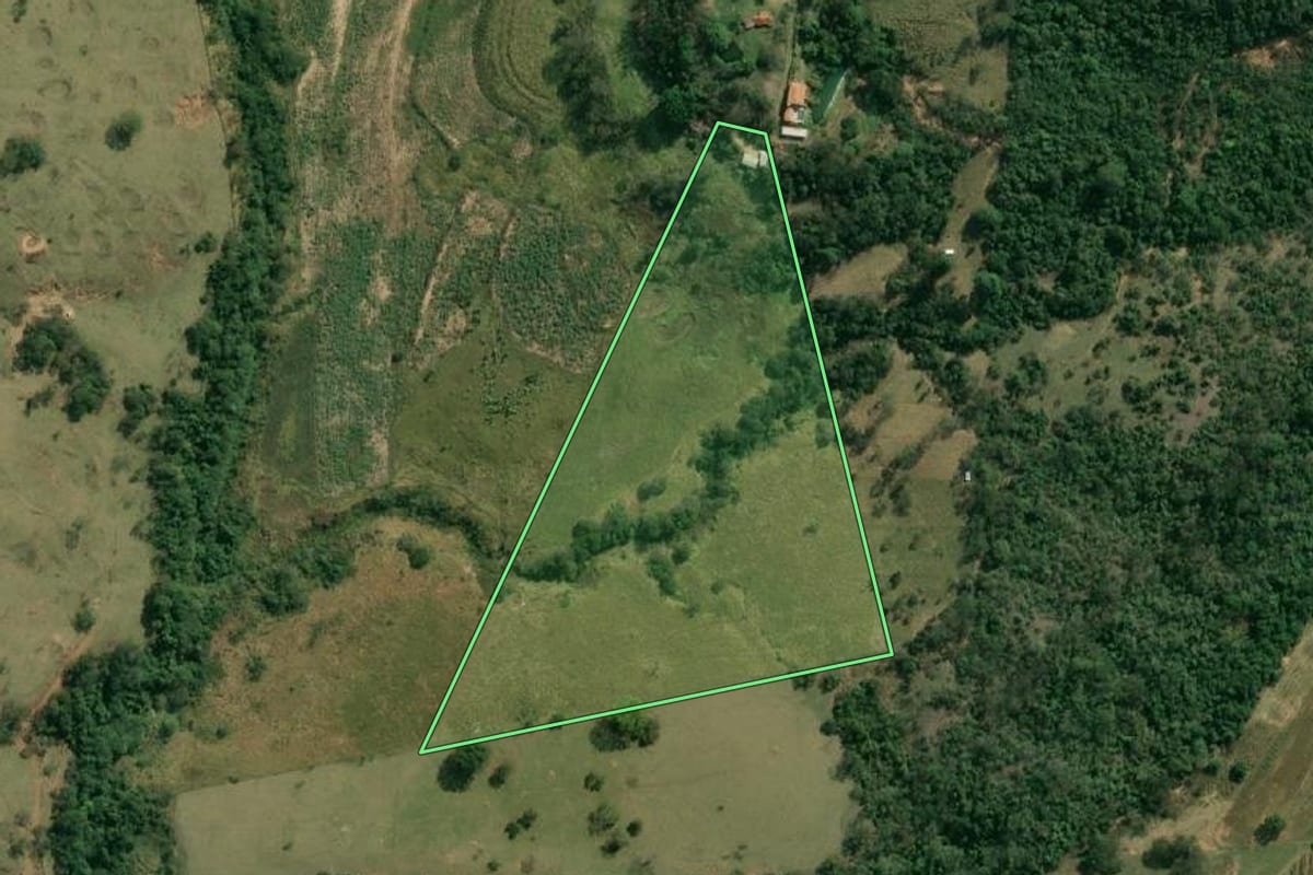 Imagem de satélite do imóvel rural em Lupércio (SP), com o contorno declarado no CAR desenhado por cima.