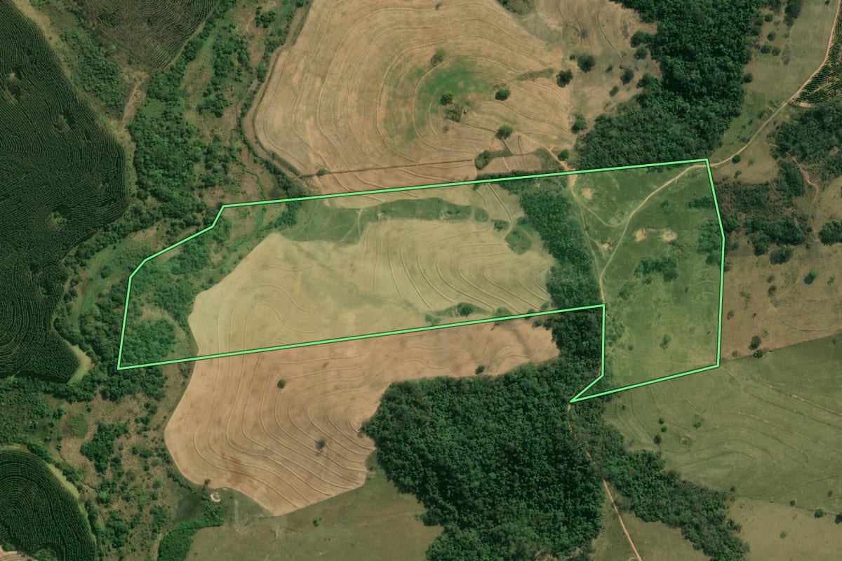 Imagem de satélite do imóvel rural em Lupércio (SP), com o contorno declarado no CAR desenhado por cima.