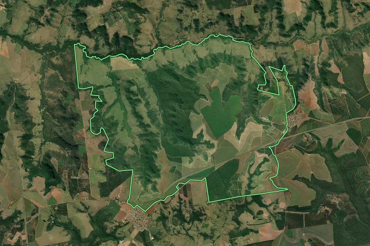 Imagem de satélite do imóvel rural em Lupércio (SP), com o contorno declarado no CAR desenhado por cima.