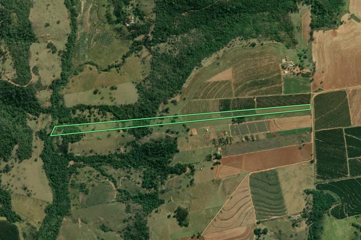 Imagem de satélite do imóvel rural em Lupércio (SP), com o contorno declarado no CAR desenhado por cima.