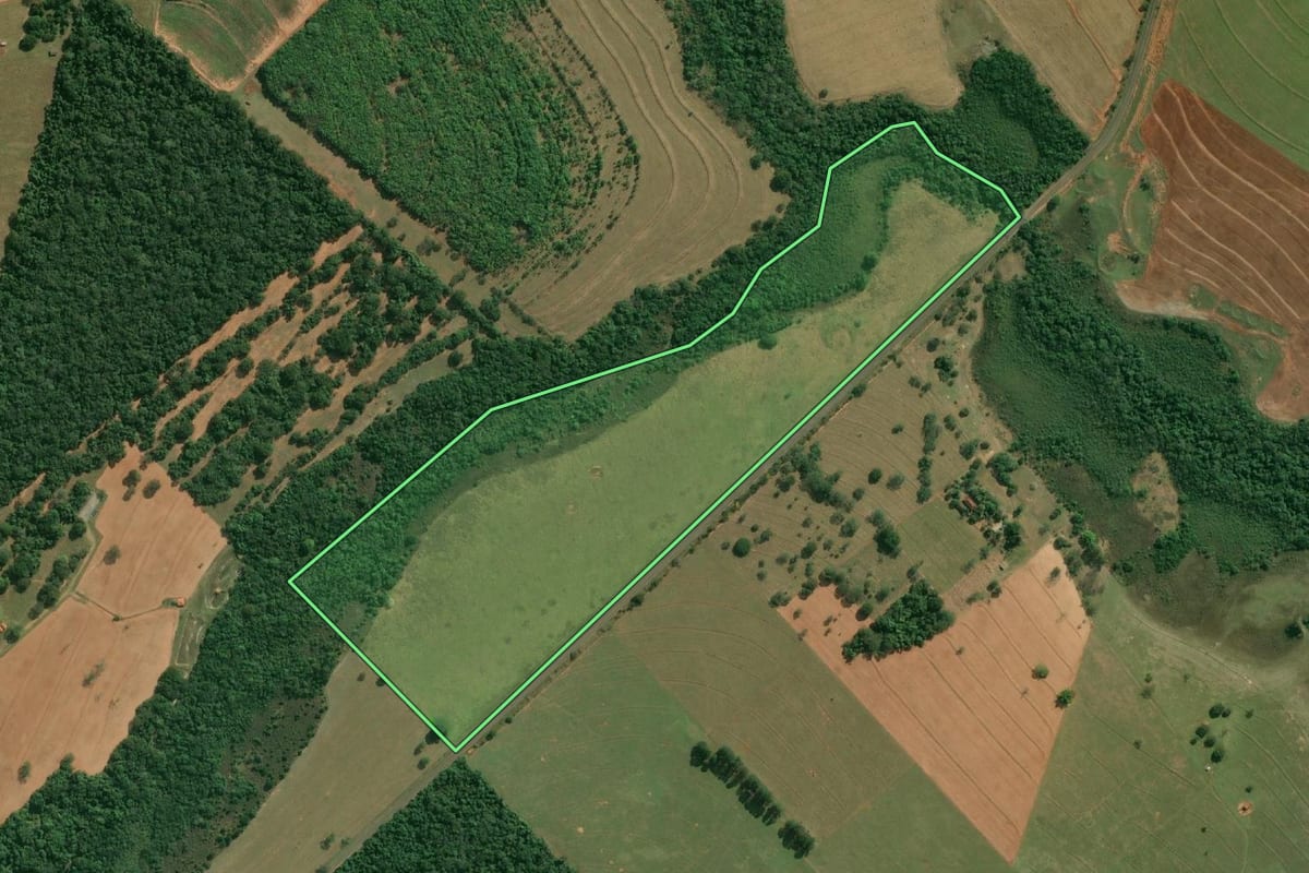 Imagem de satélite do imóvel rural em Lupércio (SP), com o contorno declarado no CAR desenhado por cima.