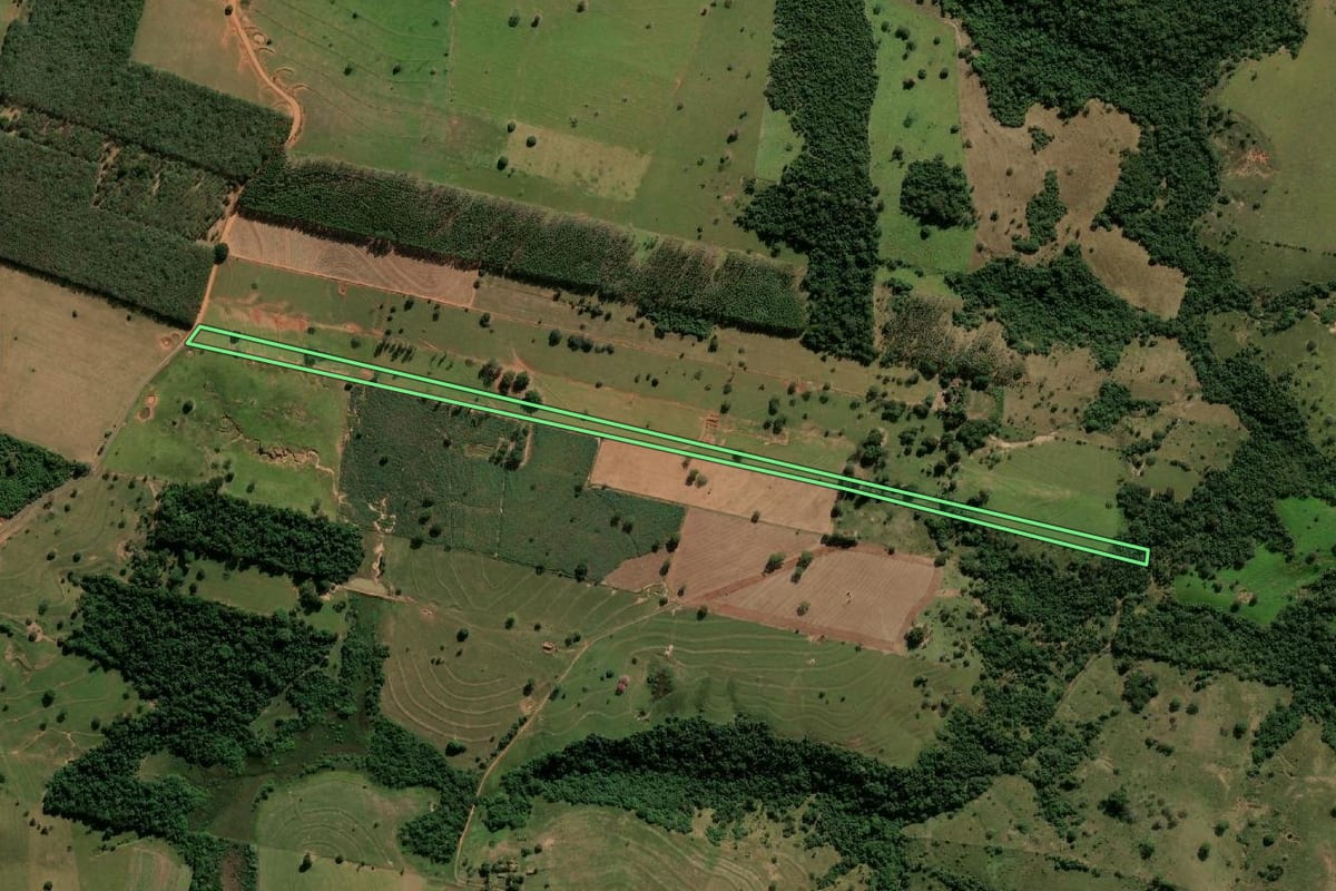 Imagem de satélite do imóvel rural em Lutécia (SP), com o contorno declarado no CAR desenhado por cima.