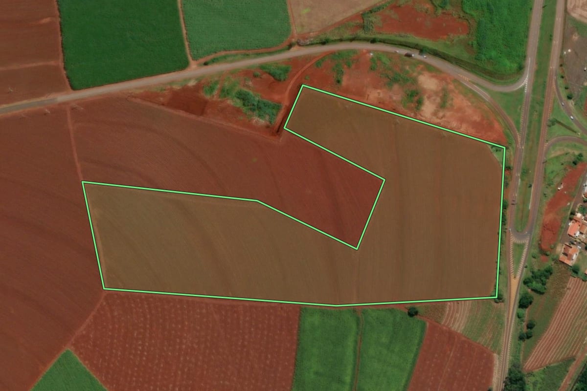 Imagem de satélite do imóvel rural em Macatuba (SP), com o contorno declarado no CAR desenhado por cima.