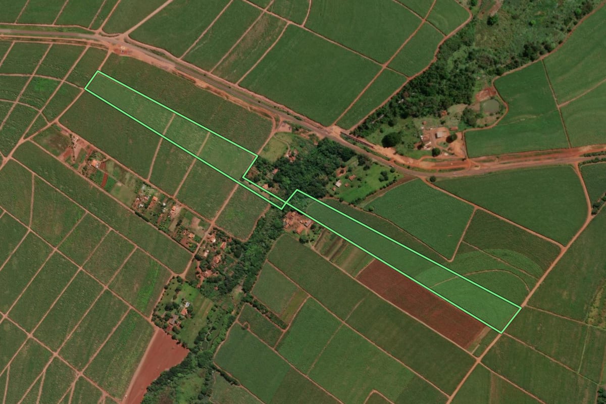Imagem de satélite do imóvel rural em Macatuba (SP), com o contorno declarado no CAR desenhado por cima.