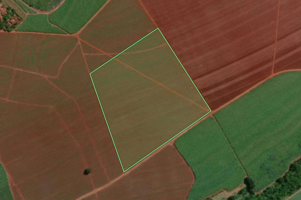Imagem de satélite do imóvel rural em Macatuba (SP), com o contorno declarado no CAR desenhado por cima.