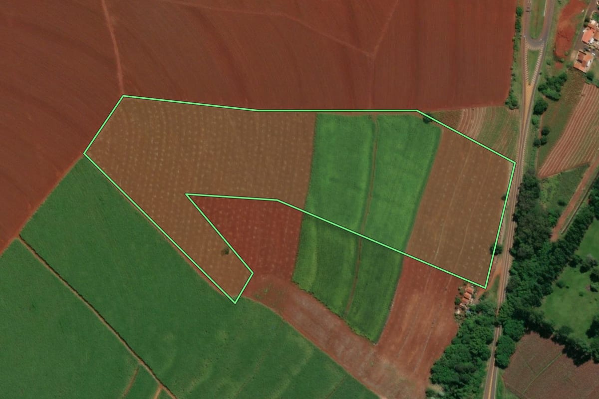 Imagem de satélite do imóvel rural em Macatuba (SP), com o contorno declarado no CAR desenhado por cima.
