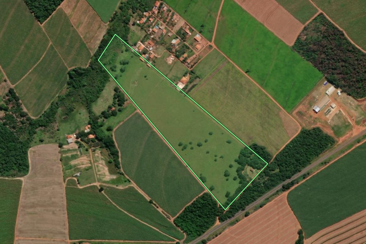 Imagem de satélite do imóvel rural em Macatuba (SP), com o contorno declarado no CAR desenhado por cima.