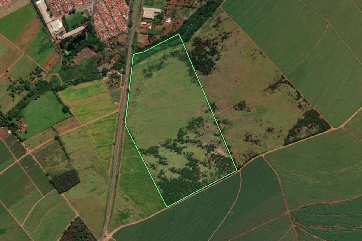 Imagem de satélite do imóvel rural em Macatuba (SP), com o contorno declarado no CAR desenhado por cima.