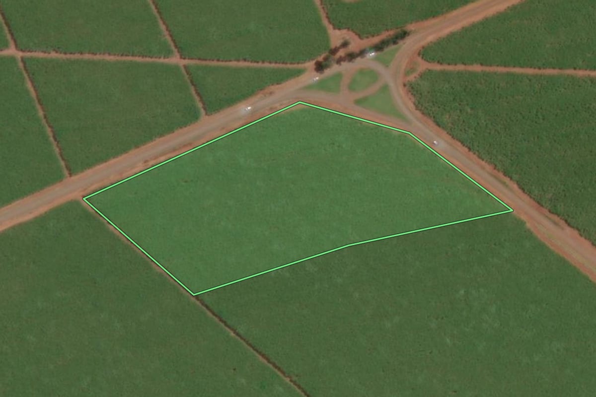 Imagem de satélite do imóvel rural em Macatuba (SP), com o contorno declarado no CAR desenhado por cima.