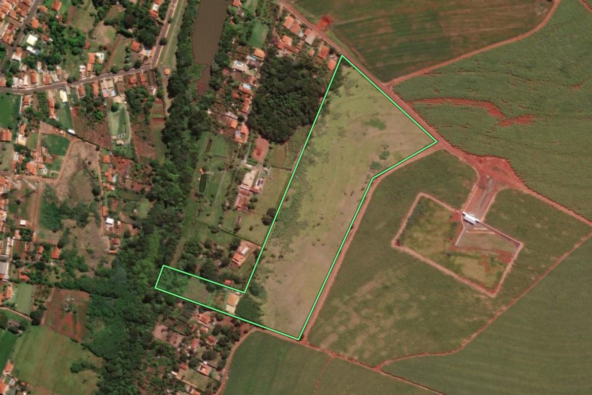 Imagem de satélite do imóvel rural em Macatuba (SP), com o contorno declarado no CAR desenhado por cima.