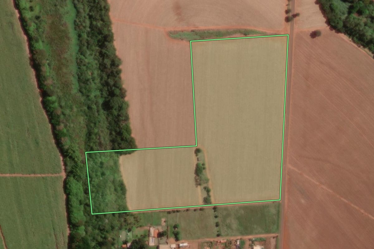 Imagem de satélite do imóvel rural em Macatuba (SP), com o contorno declarado no CAR desenhado por cima.