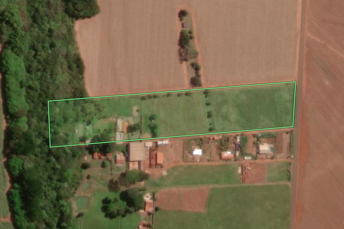 Imagem de satélite do imóvel rural em Macatuba (SP), com o contorno declarado no CAR desenhado por cima.