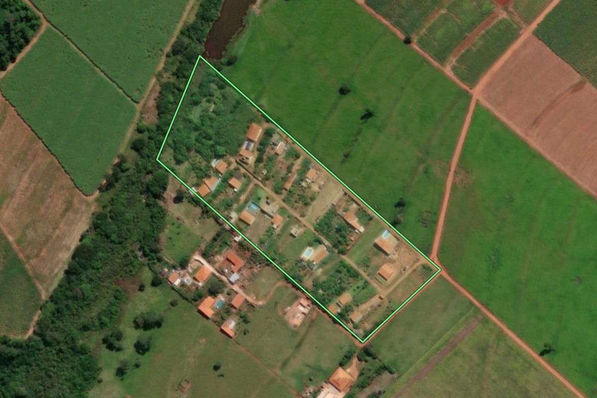 Imagem de satélite do imóvel rural em Macatuba (SP), com o contorno declarado no CAR desenhado por cima.