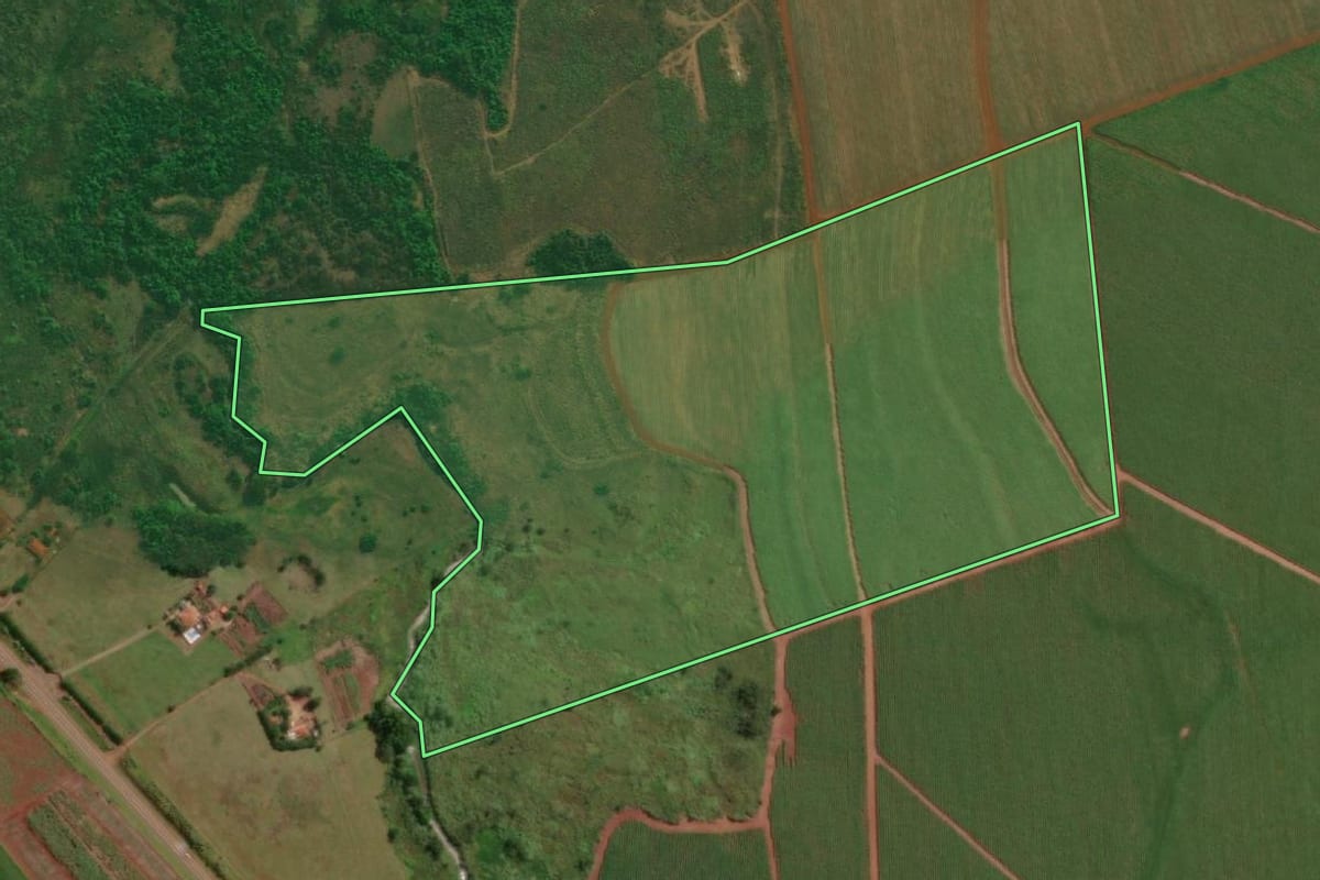 Imagem de satélite do imóvel rural em Macatuba (SP), com o contorno declarado no CAR desenhado por cima.