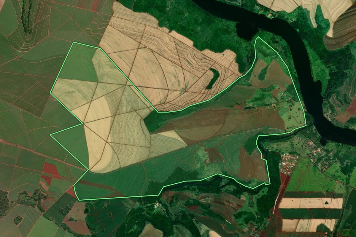 Imagem de satélite do imóvel rural em Macatuba (SP), com o contorno declarado no CAR desenhado por cima.
