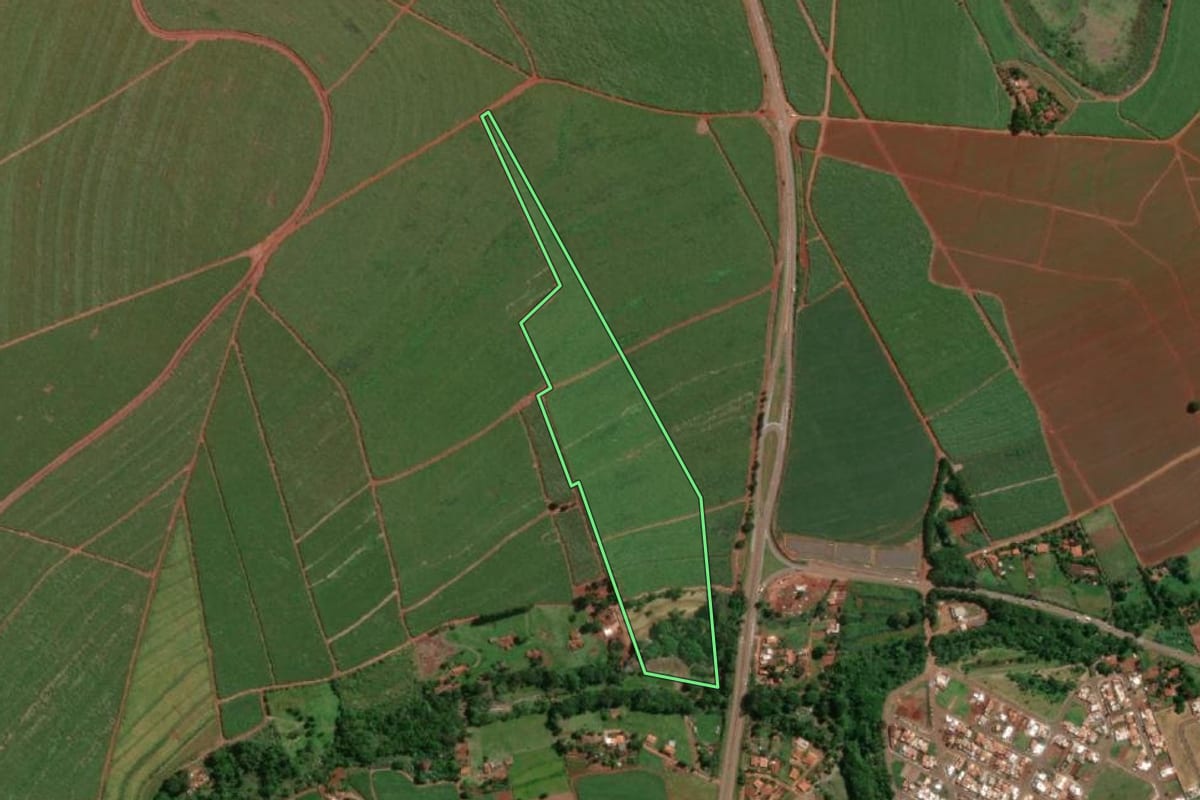 Imagem de satélite do imóvel rural em Macatuba (SP), com o contorno declarado no CAR desenhado por cima.