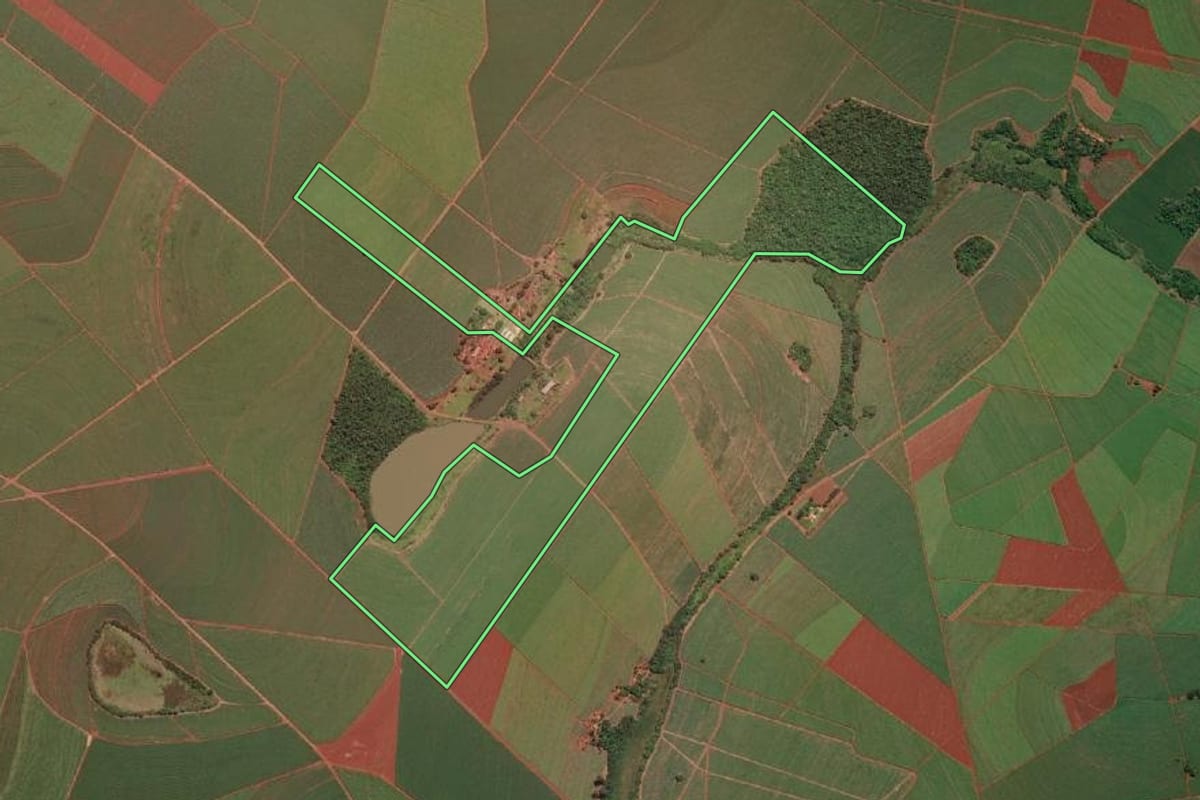 Imagem de satélite do imóvel rural em Macatuba (SP), com o contorno declarado no CAR desenhado por cima.
