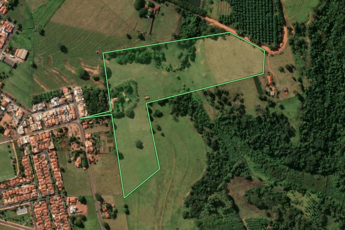 Imagem de satélite do imóvel rural em Macaubal (SP), com o contorno declarado no CAR desenhado por cima.
