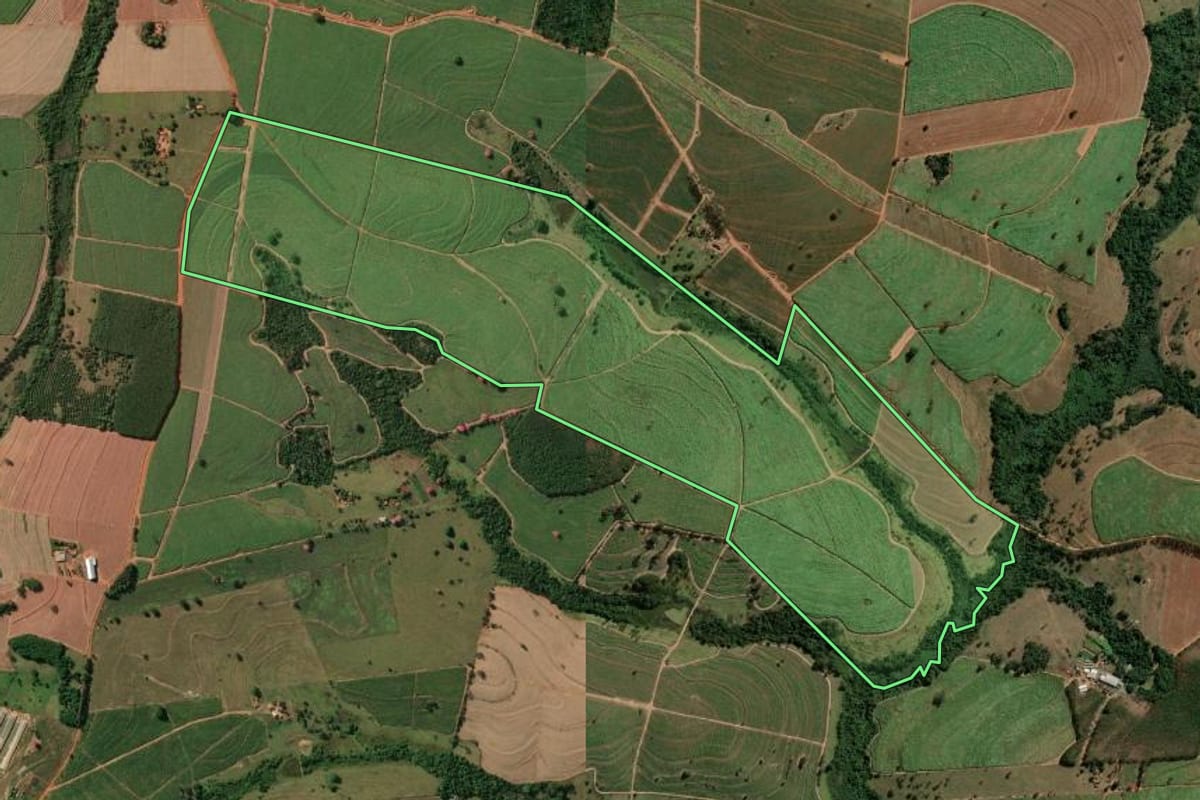 Imagem de satélite do imóvel rural em Macaubal (SP), com o contorno declarado no CAR desenhado por cima.