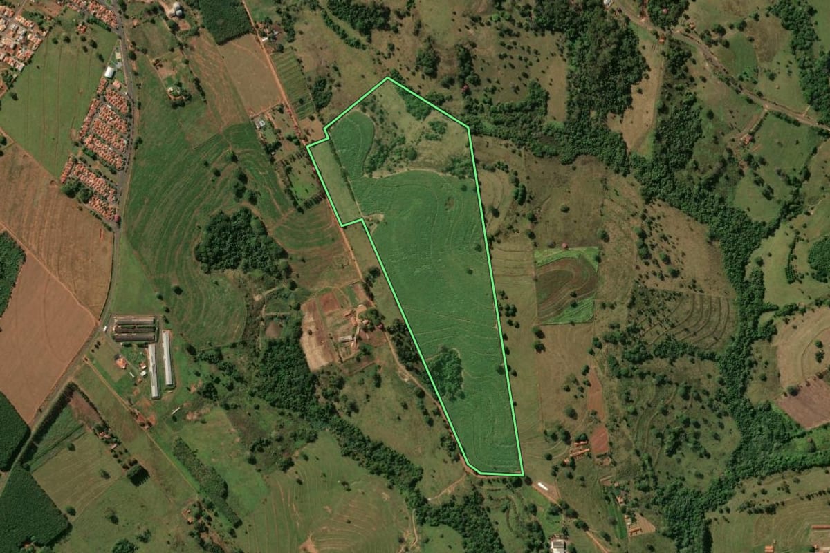Imagem de satélite do imóvel rural em Macaubal (SP), com o contorno declarado no CAR desenhado por cima.
