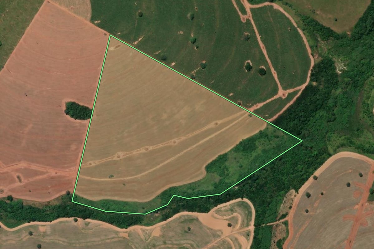 Imagem de satélite do imóvel rural em Macedônia (SP), com o contorno declarado no CAR desenhado por cima.