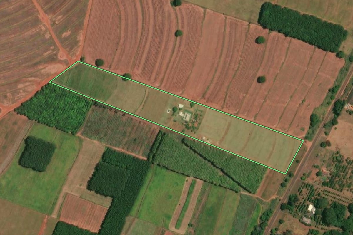 Imagem de satélite do imóvel rural em Macedônia (SP), com o contorno declarado no CAR desenhado por cima.
