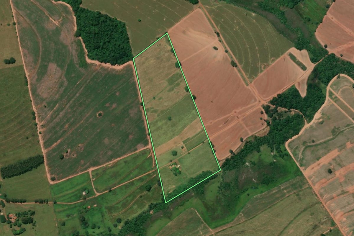 Imagem de satélite do imóvel rural em Macedônia (SP), com o contorno declarado no CAR desenhado por cima.