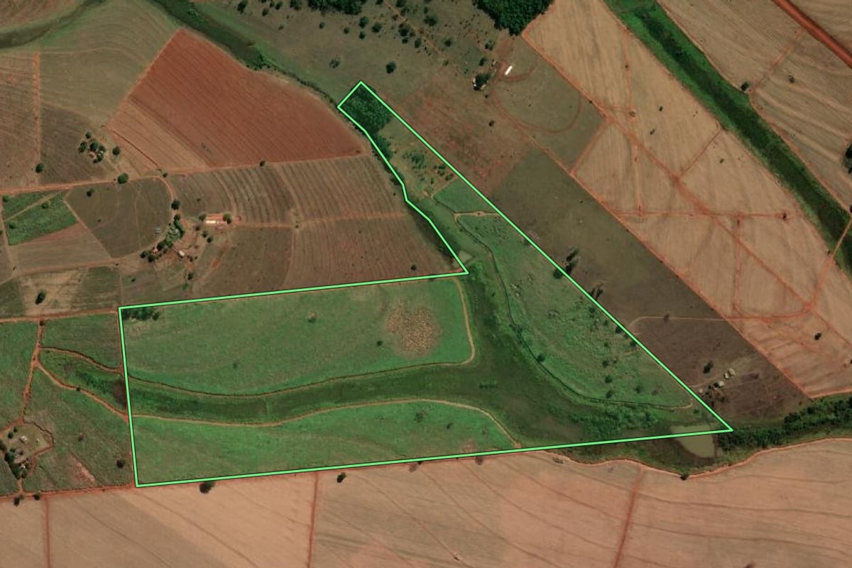 Imagem de satélite do imóvel rural em Macedônia (SP), com o contorno declarado no CAR desenhado por cima.