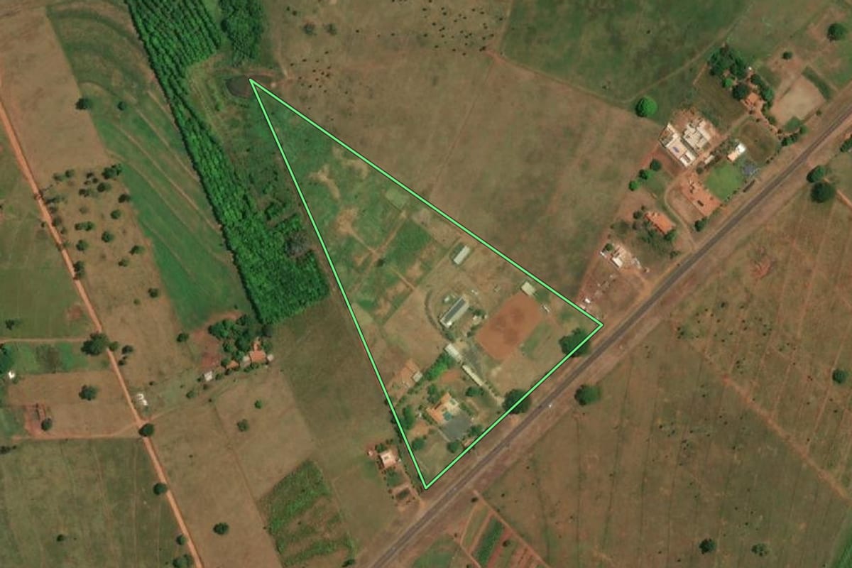 Imagem de satélite do imóvel rural em Macedônia (SP), com o contorno declarado no CAR desenhado por cima.