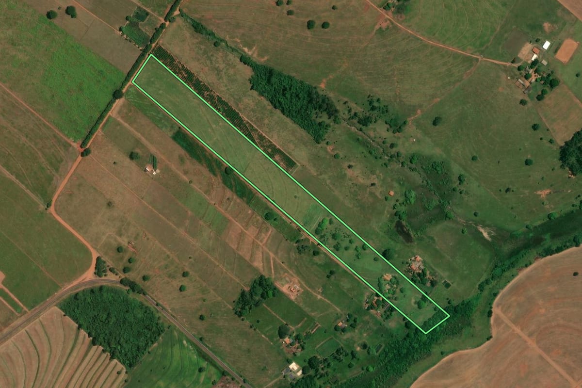 Imagem de satélite do imóvel rural em Macedônia (SP), com o contorno declarado no CAR desenhado por cima.