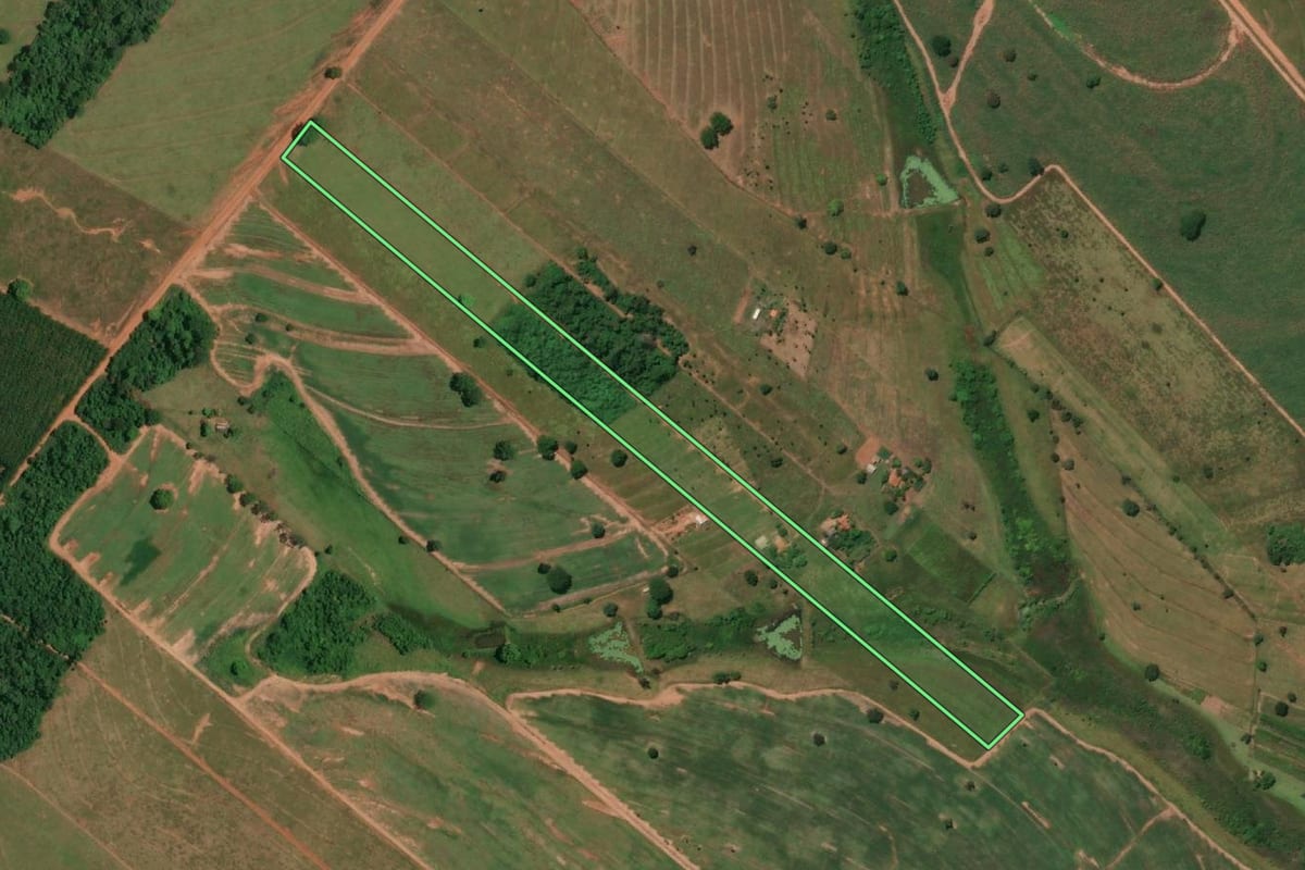 Imagem de satélite do imóvel rural em Macedônia (SP), com o contorno declarado no CAR desenhado por cima.