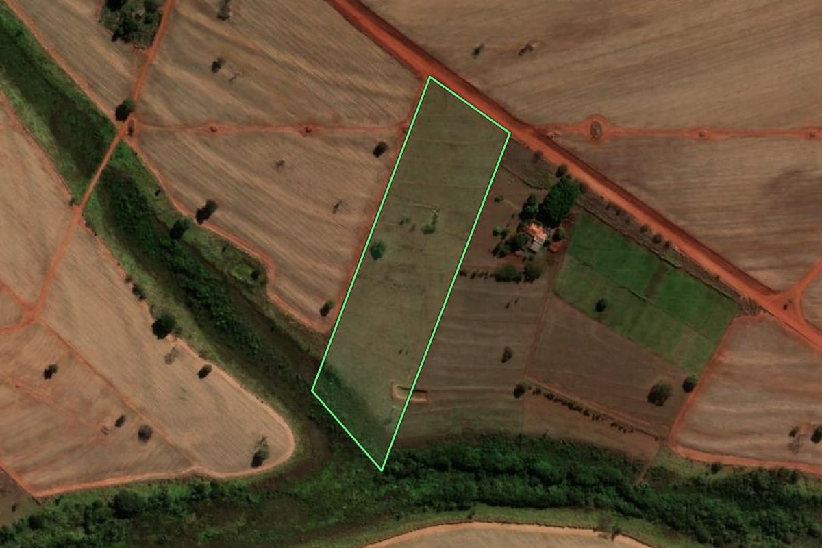Imagem de satélite do imóvel rural em Macedônia (SP), com o contorno declarado no CAR desenhado por cima.