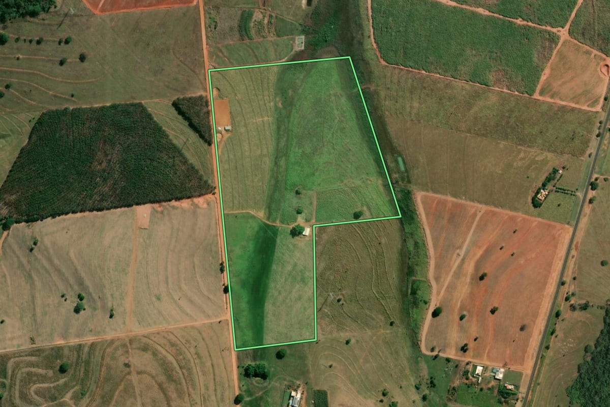 Imagem de satélite do imóvel rural em Macedônia (SP), com o contorno declarado no CAR desenhado por cima.
