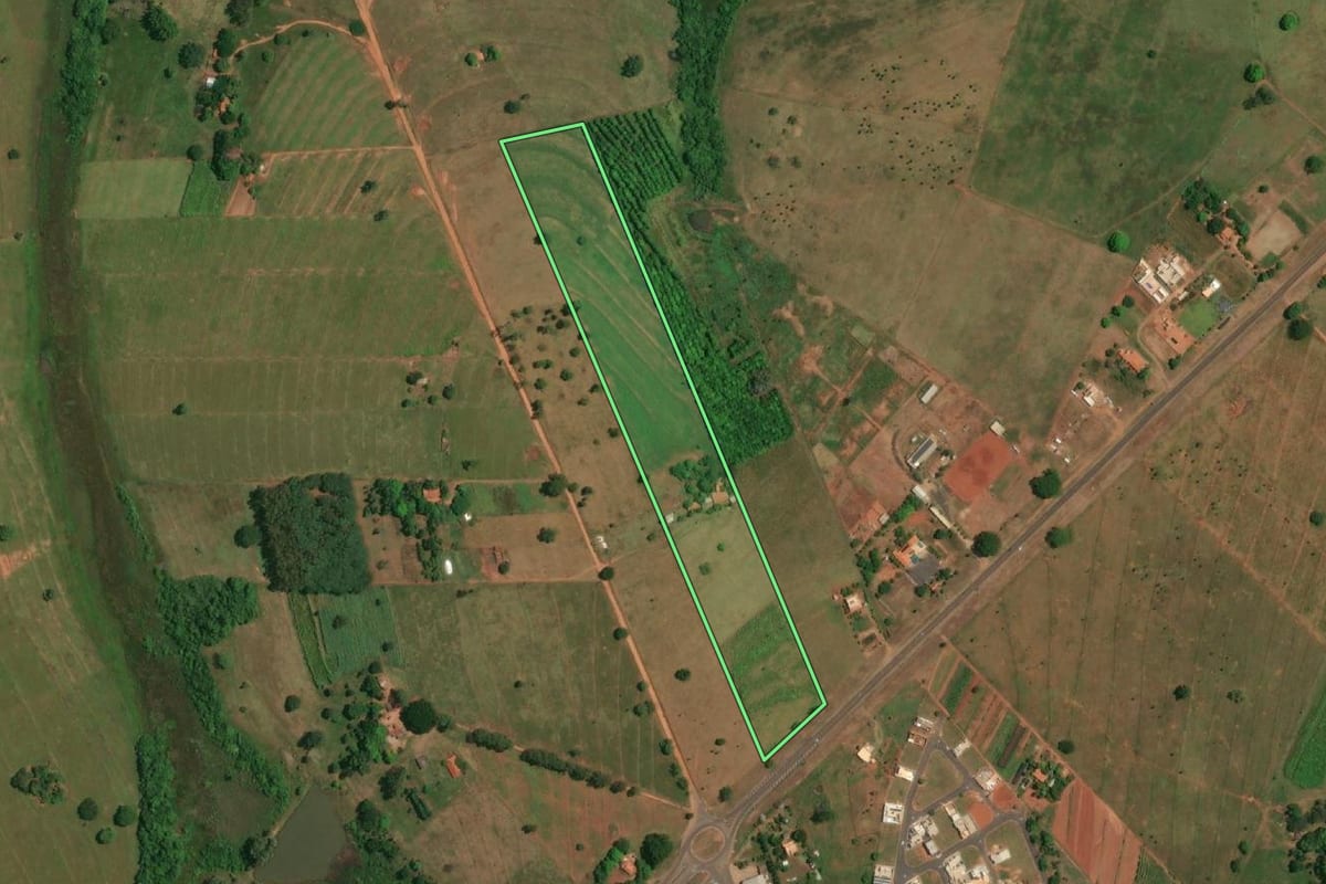 Imagem de satélite do imóvel rural em Macedônia (SP), com o contorno declarado no CAR desenhado por cima.