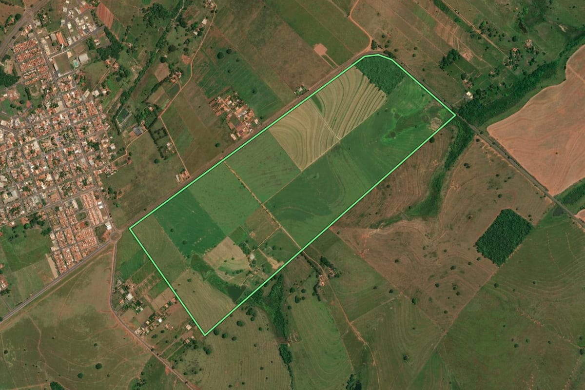 Imagem de satélite do imóvel rural em Macedônia (SP), com o contorno declarado no CAR desenhado por cima.