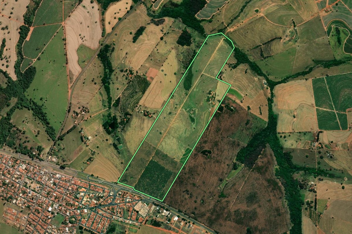 Imagem de satélite do imóvel rural em Magda (SP), com o contorno declarado no CAR desenhado por cima.