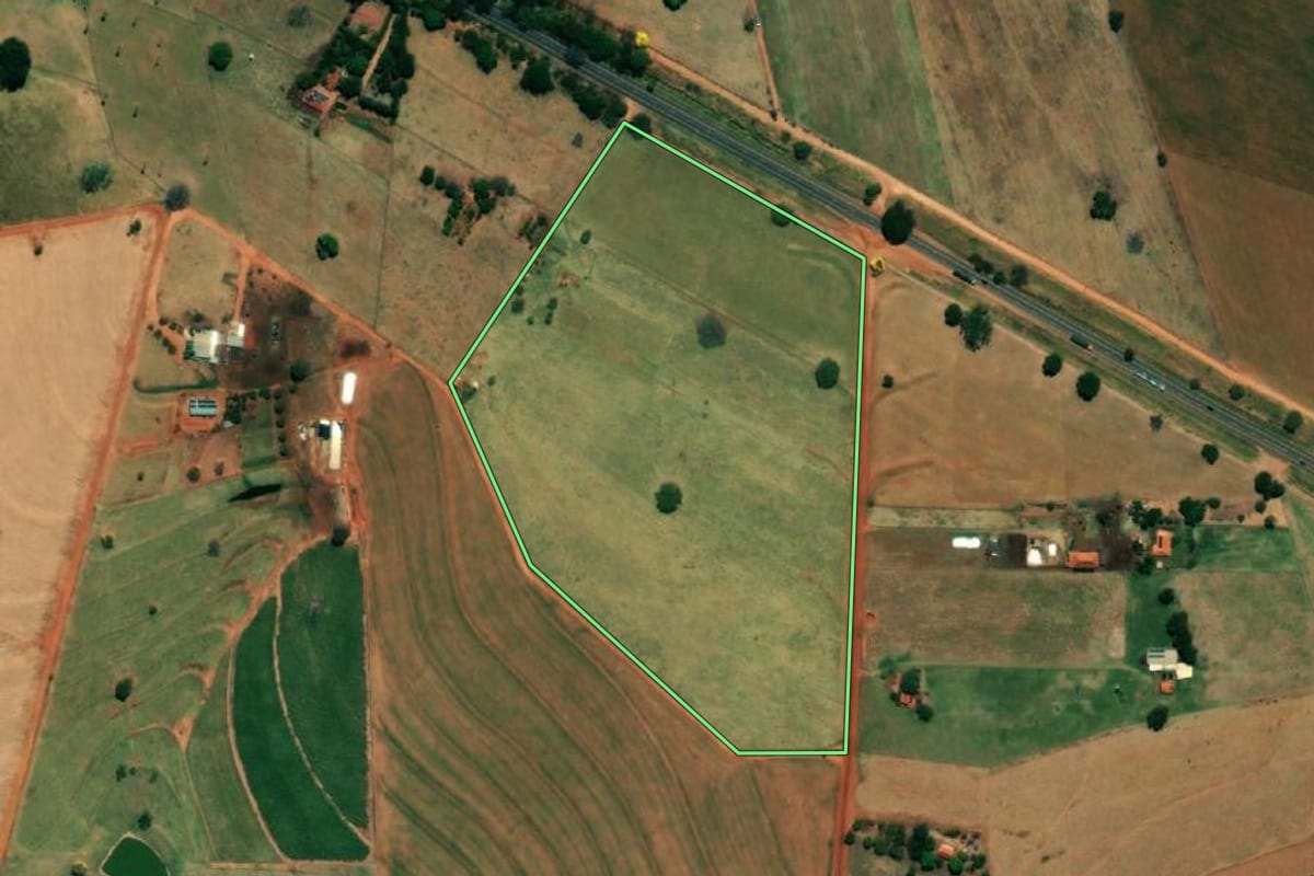 Imagem de satélite do imóvel rural em Magda (SP), com o contorno declarado no CAR desenhado por cima.