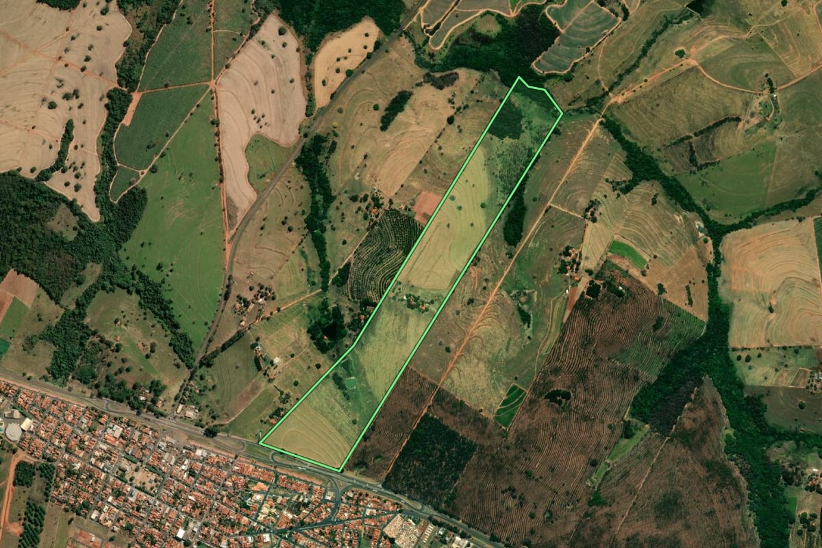 Imagem de satélite do imóvel rural em Magda (SP), com o contorno declarado no CAR desenhado por cima.
