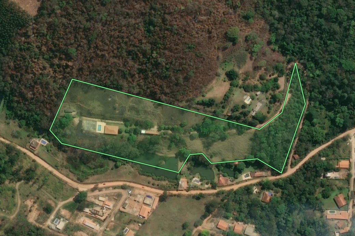 Imagem de satélite do imóvel rural em Mairinque (SP), com o contorno declarado no CAR desenhado por cima.