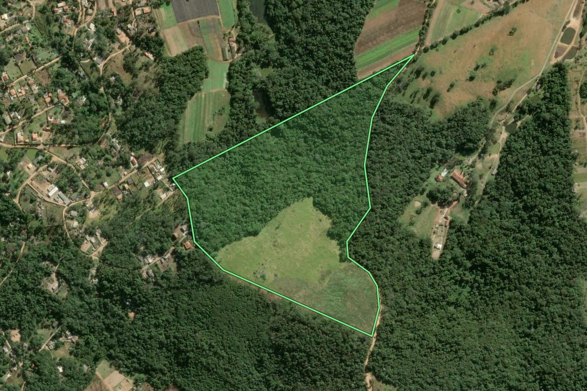 Imagem de satélite do imóvel rural em Mairinque (SP), com o contorno declarado no CAR desenhado por cima.
