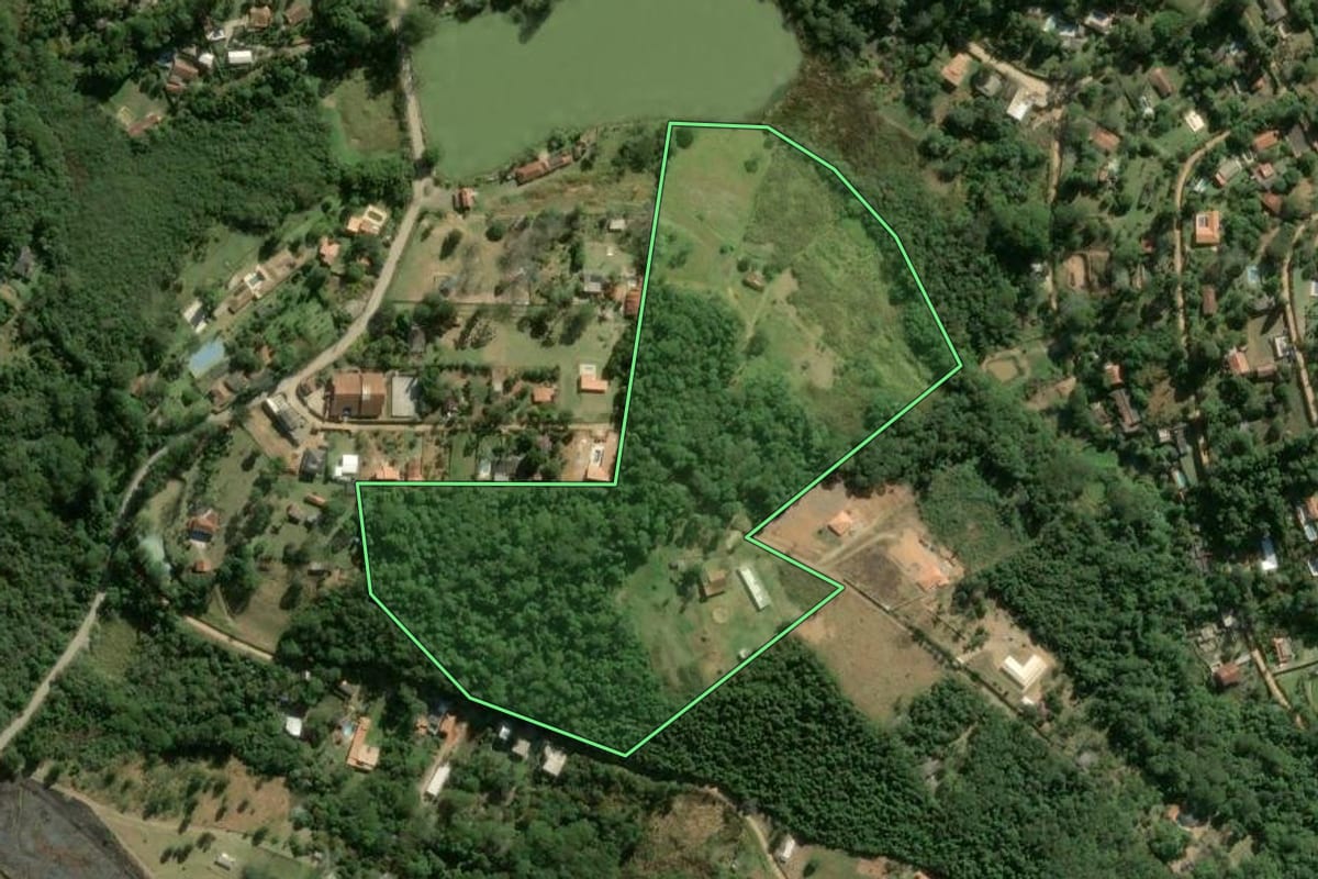 Imagem de satélite do imóvel rural em Mairinque (SP), com o contorno declarado no CAR desenhado por cima.