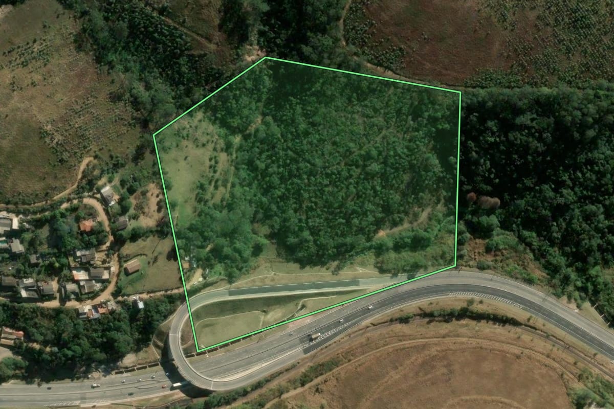 Imagem de satélite do imóvel rural em Mairinque (SP), com o contorno declarado no CAR desenhado por cima.