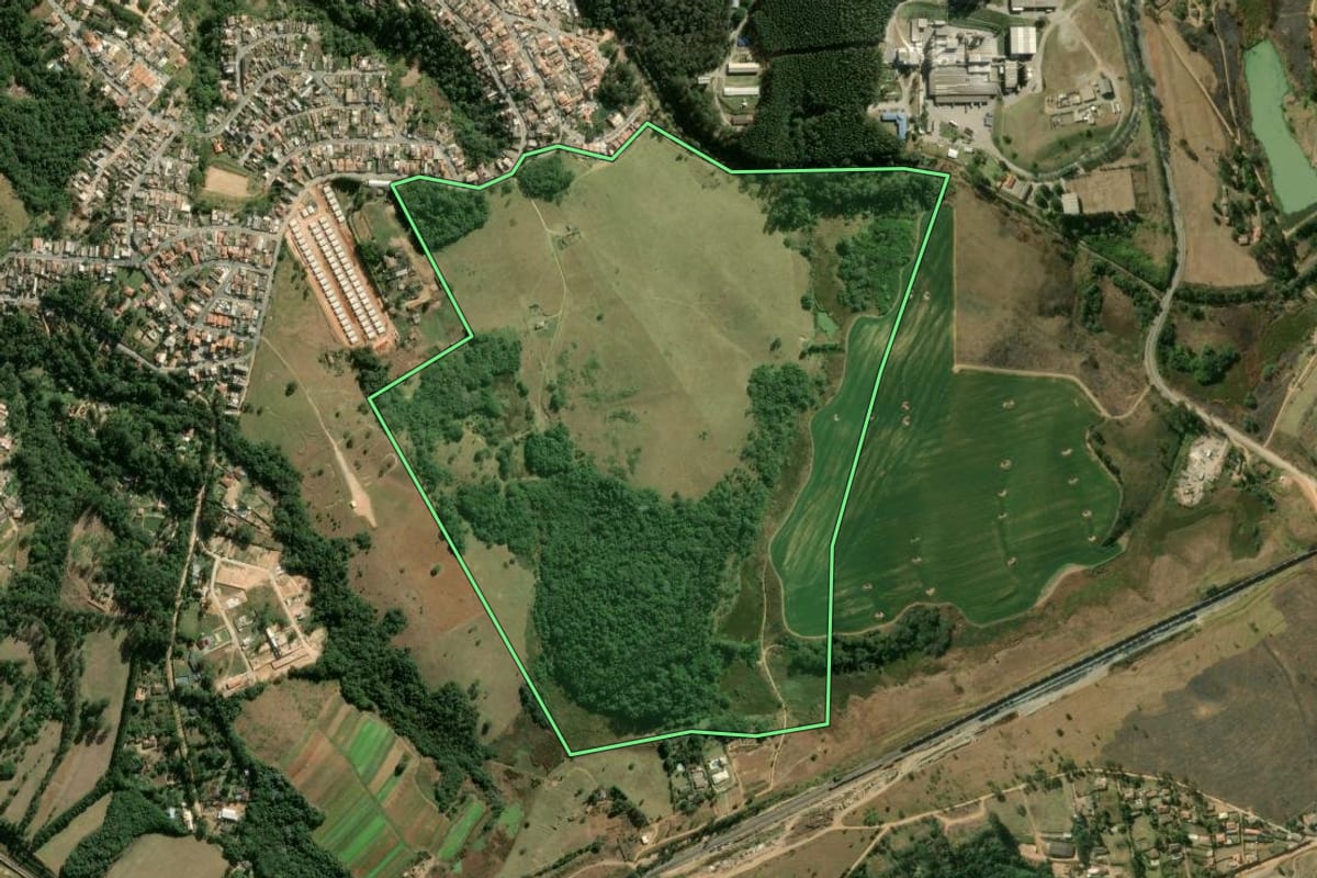 Imagem de satélite do imóvel rural em Mairinque (SP), com o contorno declarado no CAR desenhado por cima.