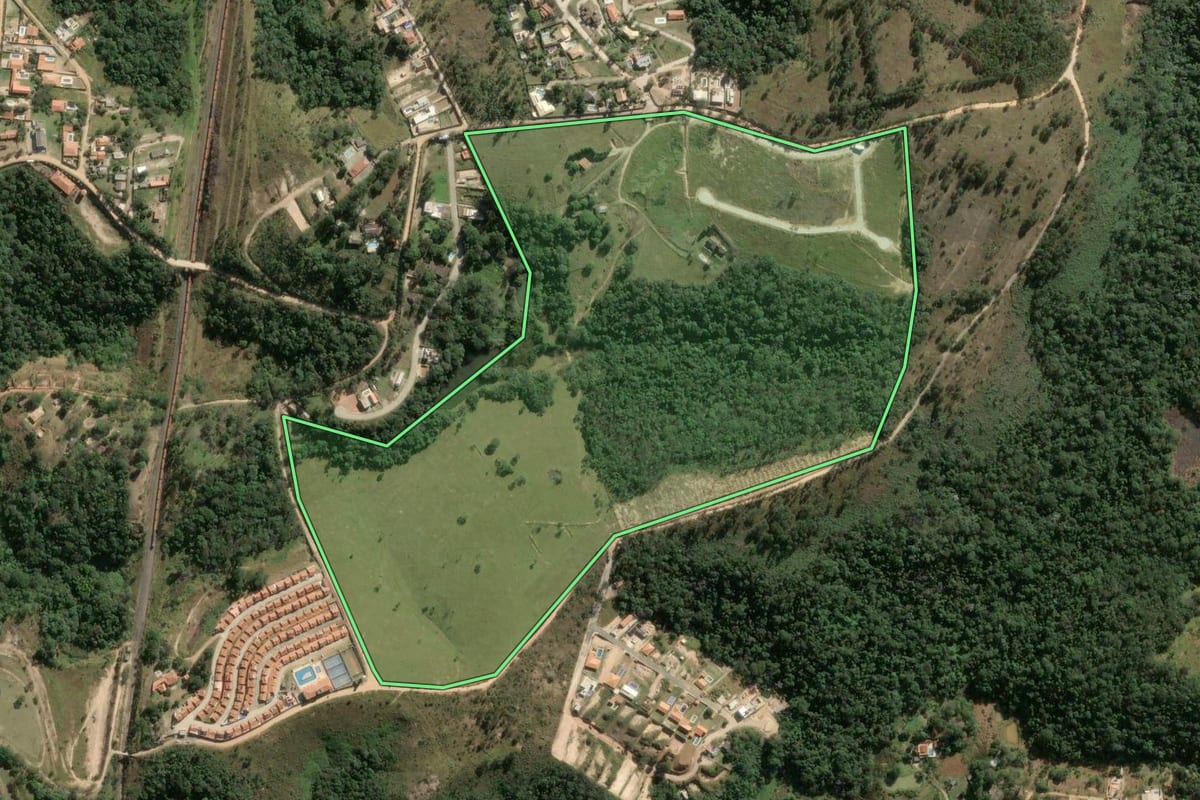 Imagem de satélite do imóvel rural em Mairinque (SP), com o contorno declarado no CAR desenhado por cima.