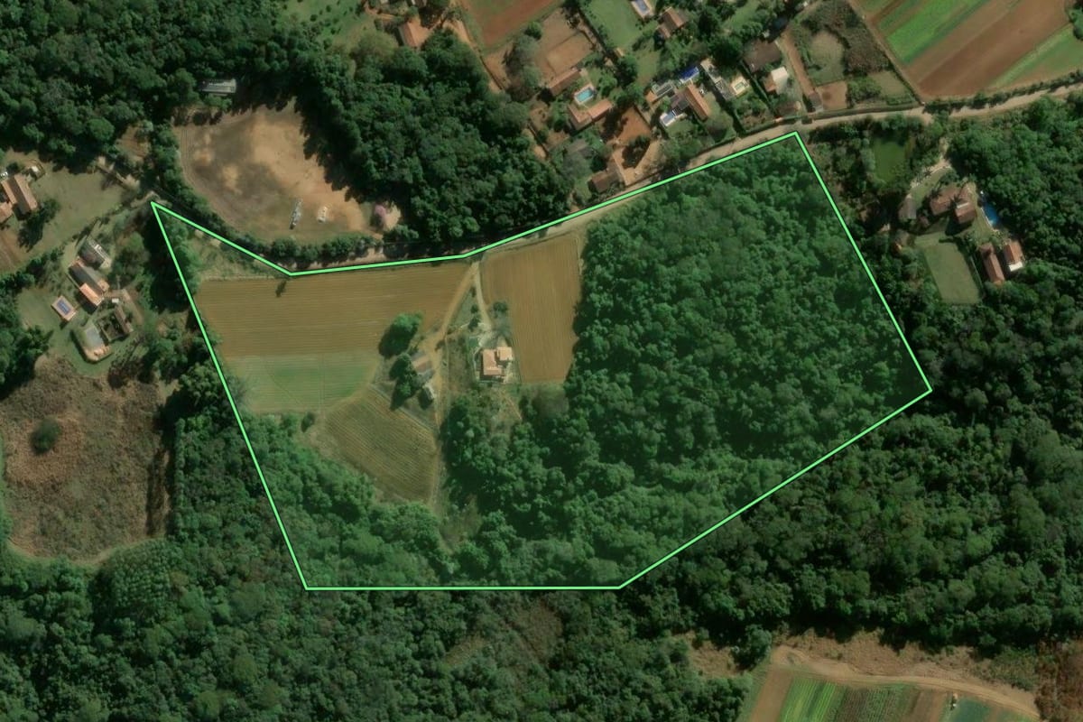 Imagem de satélite do imóvel rural em Mairinque (SP), com o contorno declarado no CAR desenhado por cima.
