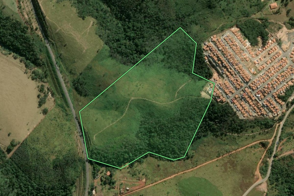 Imagem de satélite do imóvel rural em Mairinque (SP), com o contorno declarado no CAR desenhado por cima.